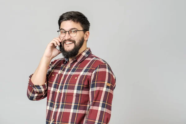 Allegro felice giovane uomo che ride sorridendo parlando al telefono — Foto Stock