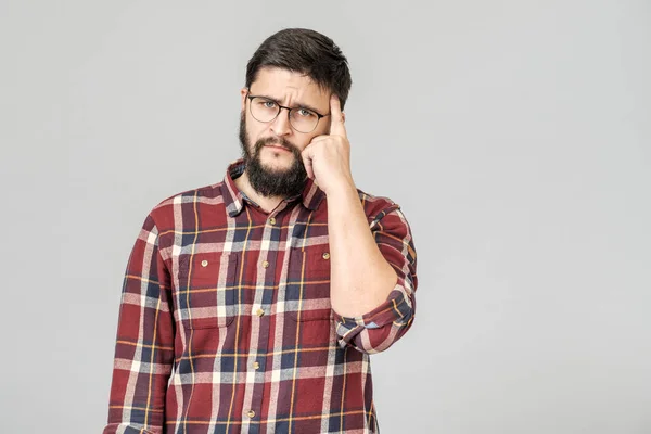 Retrato de modelo masculino inteligente focado com com determ pensativo — Fotografia de Stock