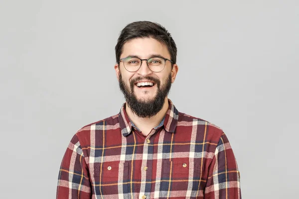 Headshot de homem bonito alegre satisfeito isolado — Fotografia de Stock