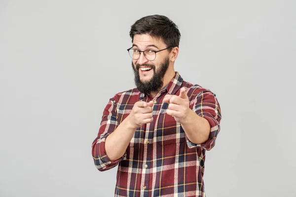 Retrato isolado de jovem sorrindo alegremente, apontando fing — Fotografia de Stock