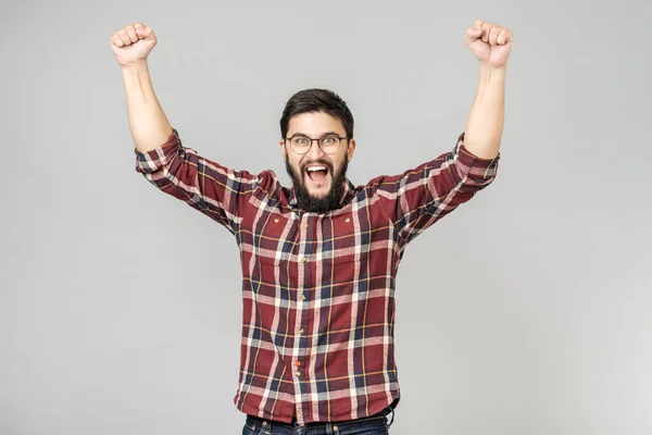 Glücklicher bärtiger Mann hebt die Hände und zeigt Siegesgeste — Stockfoto