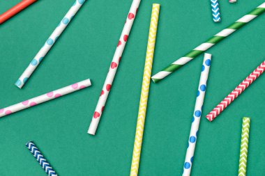 Soyut arka plan. Renkli çizgili kokteyl pipetleri