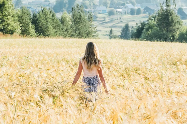 Jeune femme sur un champ de blé — Photo