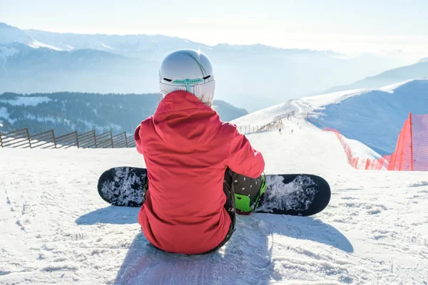 Snowboarder Ragazza Siede Con Bordo Sulla Pista Sci Montagna Vista — Foto Stock