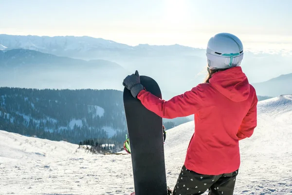 Snowboard Yapan Dağ Manzarasının Tadını Çıkaran Kadın Snowboardcu Snowboard Konsepti — Stok fotoğraf