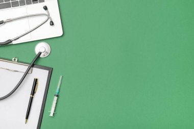 Bilgisayarlı doktorun masasının üst görüntüsü. Doktorun iş aletleri, tıbbi ekipmanlar. Modern tıp konsepti