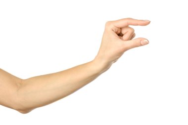 Görünmez nesne ölçülüyor. Beyaz arka planda izole edilmiş Fransız manikürlü kadın eli. Dizinin bir parçası