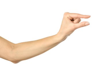 Görünmez nesne ölçülüyor. Beyaz arka planda izole edilmiş Fransız manikürlü kadın eli. Dizinin bir parçası