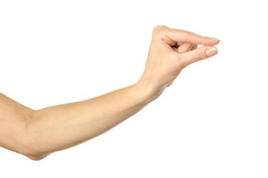 Görünmez nesne ölçülüyor. Beyaz arka planda izole edilmiş Fransız manikürlü kadın eli. Dizinin bir parçası