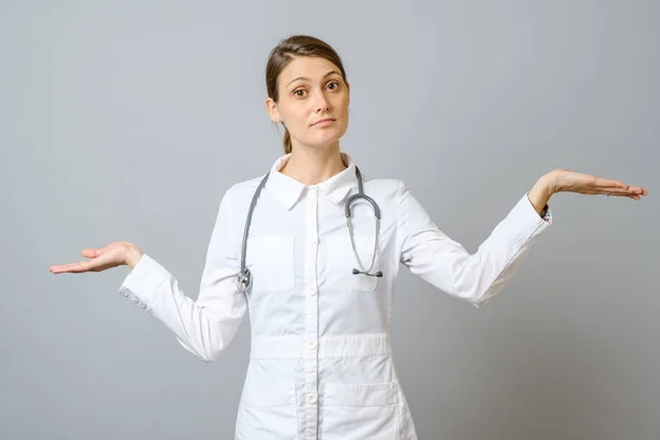 灰色の背景に隔離された肩を振る女性医師の肖像画 — ストック写真