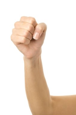 Yumruğunu sıkıca kavra. Dikey görüntü. Beyaz arka planda izole edilmiş Fransız manikürlü kadın eli. Dizinin bir parçası