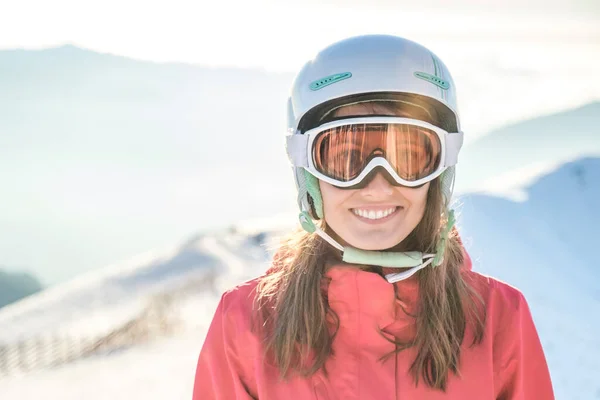 Κοντινό Πορτρέτο Της Γυναίκας Κράνος Και Μάσκα Ski Resort Χειμερινή — Φωτογραφία Αρχείου
