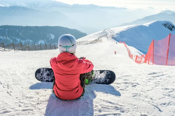 Οπίσθια Όψη Snowboarder Αθλητικά Είδη Εξοπλισμό Που Στηρίζεται Στην Κορυφή — Φωτογραφία Αρχείου