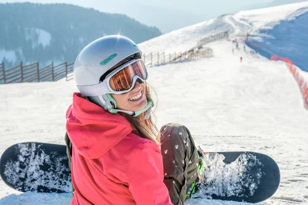 Spor Giyimli Snowboardcuların Arka Görüntüsü Ekipmanlar Kayak Pistinin Tepesinde Dinleniyor — Stok fotoğraf