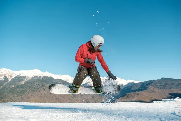 Όμορφη Νεαρή Γυναίκα Στο Snowboard Πηδώντας Πάνω Από Την Πλαγιά — Φωτογραφία Αρχείου