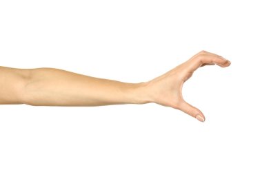 Görünmez nesne ölçülüyor. Beyaz arka planda izole edilmiş Fransız manikürlü kadın eli. Dizinin bir parçası