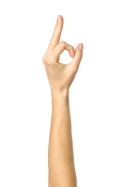 Tamam imzala. El kol hareketi yapan bir kadın beyaz üzerine izole edilmiş