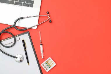 Bilgisayarlı doktorun masasının üst görüntüsü. Doktorun iş aletleri, tıbbi ekipmanlar. Modern tıp konsepti