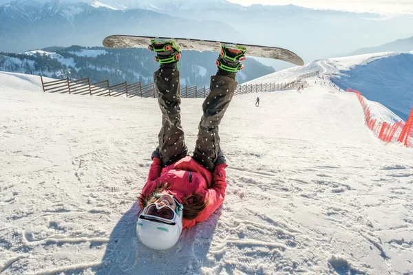 Φωτογραφία Του Ευτυχισμένη Νεαρή Κοπέλα Snowboarder Στις Πλαγιές Του Χειμερινού — Φωτογραφία Αρχείου