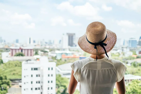 若いです美しいです白人女性高みから街を見て — ストック写真