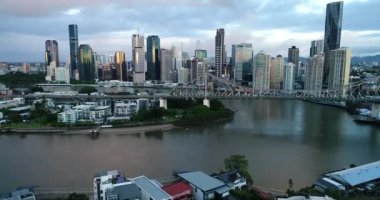 Brisbane CBD 'ye doğru yavaş uçuş Hikaye köprüsü ve Brisbane nehrinin arkasındaki yüksek kulelere doğru.