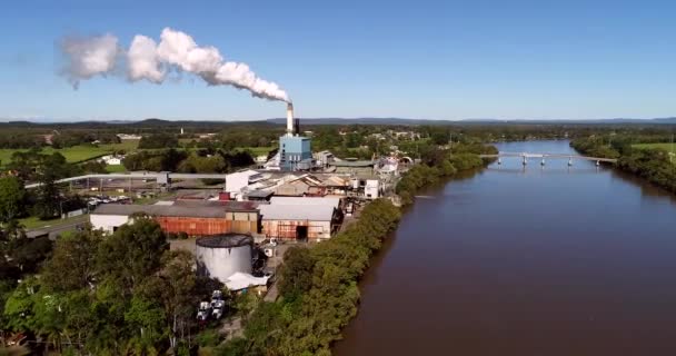 澳大利亚新南威尔士州Grafton和Ballina附近Richmond河沿岸Broadwater糖厂的高烟囱周围的车间和工业棚架排放着大量的蒸汽 — 图库视频影像