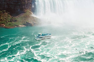 Niagara Falls ve suda tur tekne bizi ve Kanada arasında hava en iyi manzara görünümü. Ünlü Kanadalı waterfal turistik cazibe Simgesel Yapı güneşli
