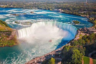 Niagara Falls ve suda tur tekne bizi ve Kanada arasında hava en iyi manzara görünümü. Güneşli ünlü Kanadalı şelale at nalı