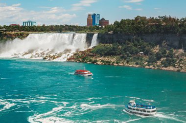 Niagara Falls Hava en iyi manzara görünümü. İki tur gezi tekneleri nehir su bizi ve Kanada arasındaki sınır üzerinde bir araya. Ünlü Kanadalı waterfal turistik cazibe Simgesel Yapı güneşli