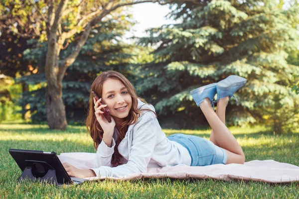 Портрет Молодой Красивой Белой Девушки Подростка Разговаривающей Мобильному Телефону Парке — стоковое фото