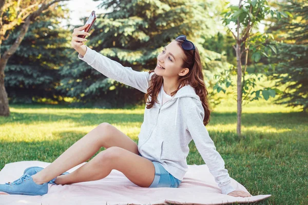 Portrait Young Beautiful Caucasian Teenage Girl Making Selfie Photo Her — Stock Photo, Image
