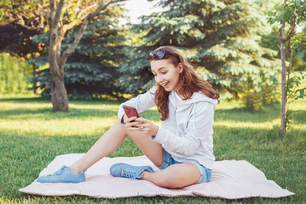 Retrato Una Joven Hermosa Adolescente Caucásica Con Teléfono Afuera Parque — Foto de Stock