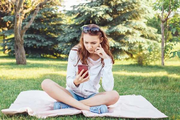 Potret Gadis Muda Kaukasia Yang Khawatir Dengan Ponselnya Luar Taman — Stok Foto