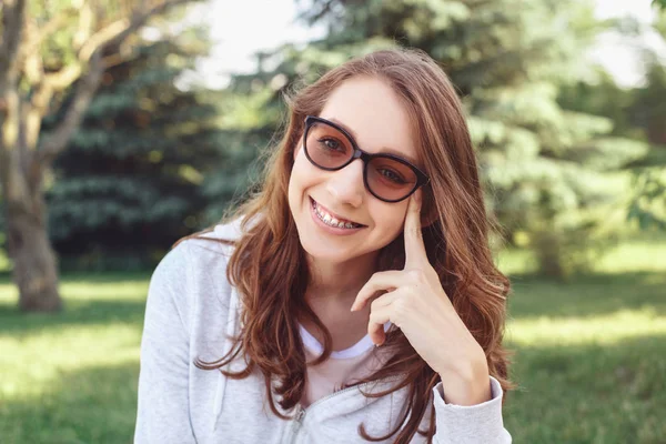 Retrato Cerca Una Hermosa Joven Europea Caucásica Sonriente Con Gafas —  Fotos de Stock