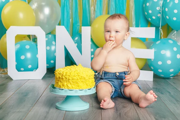 Ritratto Carino Adorabile Ragazzo Caucasico Pantaloni Jeans Che Celebra Suo — Foto Stock