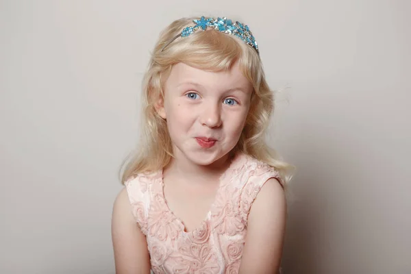 Primer Plano Retrato Linda Adorable Rubia Blanca Hermosa Niña Preescolar — Foto de Stock