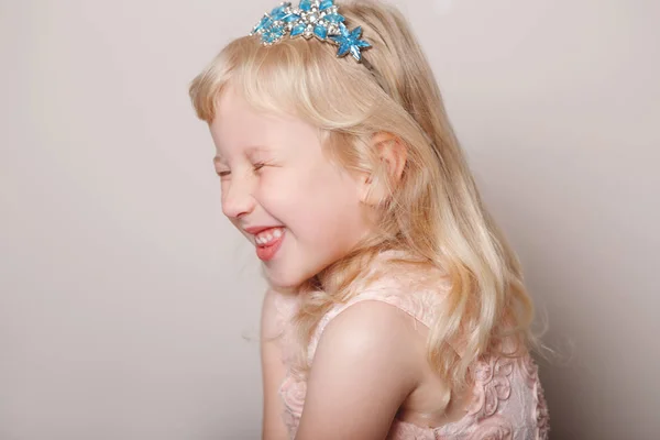 Primer Plano Retrato Linda Adorable Rubia Blanca Hermosa Niña Preescolar — Foto de Stock