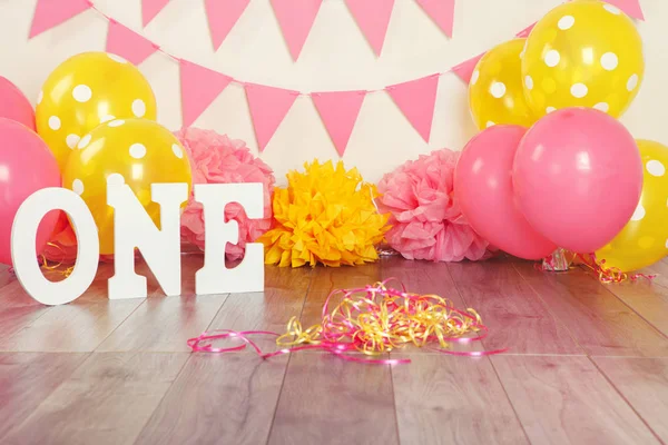 Feestelijke Achtergrond Decoratie Voor Verjaardagsfeest Met Letters Zeggen Één Roze — Stockfoto