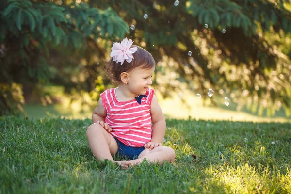 Sabun Köpüğü Dışarıda Parkta Oturan Sevimli Sevimli Küçük Beyaz Bebek — Stok fotoğraf