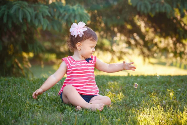 Retrato Bonito Adorável Pequena Menina Branca Criança Sentada Parque Lado — Fotografia de Stock