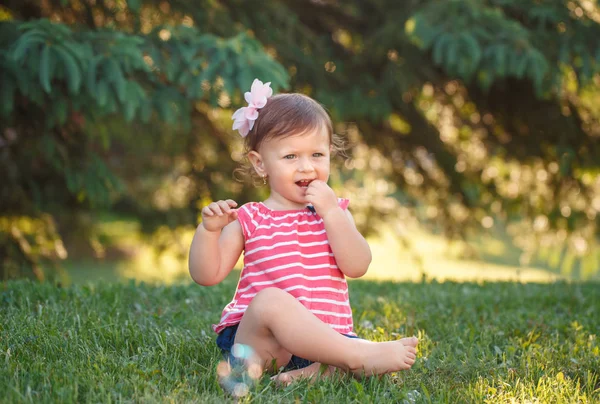 可爱可爱的白种小女孩的肖像坐在公园外面看肥皂泡 快乐的生活方式童年的概念 — 图库照片