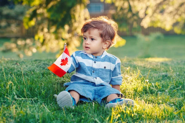 Retrato Pequeno Menino Branco Caucasiano Segurando Bandeira Canadense Com Folha — Fotografia de Stock