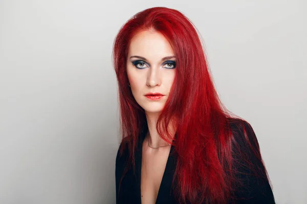 緑の目で美しいセクシーな若い赤毛の白人女性のクローズ アップ肖像画のヘッド 長い髪の中年女性 スタジオ美しさのショット — ストック写真