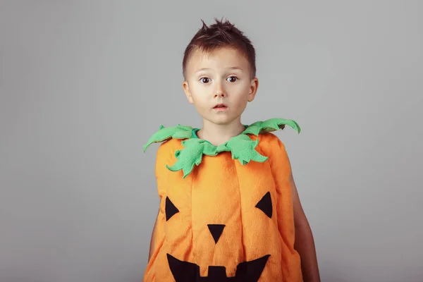 Portret Śmieszne Białe Kaukaska Chłopiec Przebrany Dyni Halloween Dzieci Gry — Zdjęcie stockowe