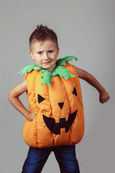 Portret Śmieszne Białe Kaukaska Chłopiec Przebrany Dyni Halloween Dzieci Gry — Zdjęcie stockowe