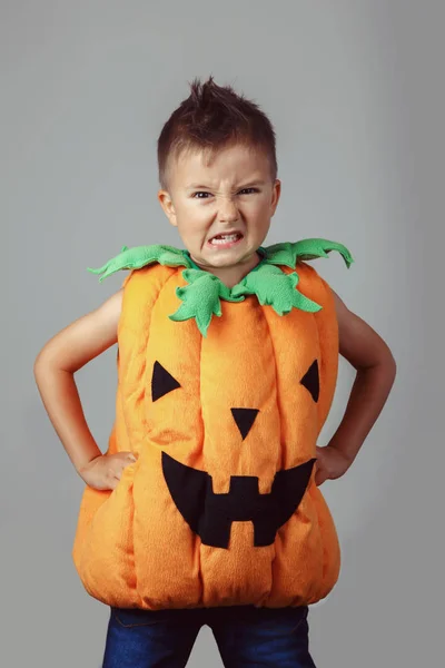 Portret Van Schattige Grappige Witte Blanke Jongen Verkleed Als Pompoen — Stockfoto