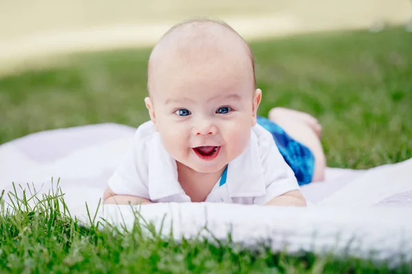 Retrato Primer Plano Adorable Niño Blanco Divertido Caucásico Bebé Con —  Fotos de Stock