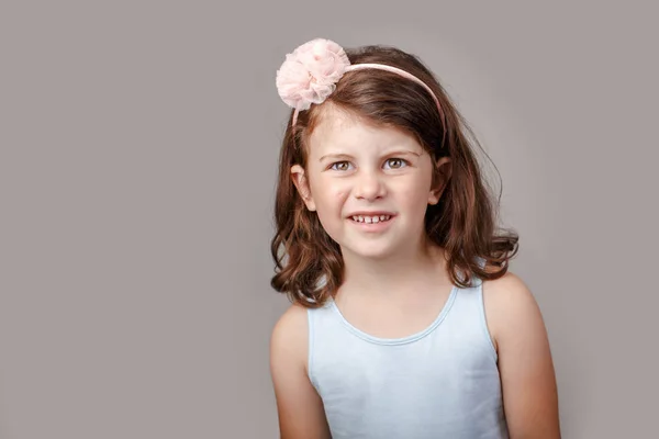 Potret Closeup Dari Gadis Kulit Putih Imut Berambut Cokelat Prasekolah — Stok Foto
