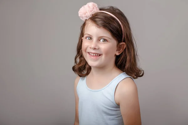 Potret Closeup Dari Gadis Kulit Putih Imut Berambut Cokelat Prasekolah — Stok Foto
