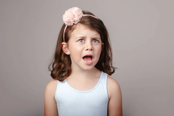 Closeup Portret Van Ontevreden Witte Brunette Kaukasische Preschool Meisje Gezichten — Stockfoto